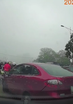 Nữ tài xế nhầm chân ga tông loạt xe trên đường đông đúc