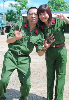 MC Hoàng Linh khoe ảnh cùng nhà báo Lại Văn Sâm cách đây 15 năm
