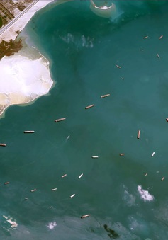 Ảnh vệ tinh cho thấy hàng trăm con tàu "trôi nổi" chờ đợi trên kênh đào Suez