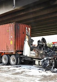 Xe container bốc cháy ngay cầu Phú Mỹ