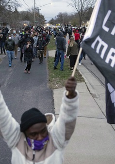 Cảnh sát bắn tử vong thanh niên da màu, biểu tình phản đối phân biệt chủng tộc lại nổ ra ở Mỹ