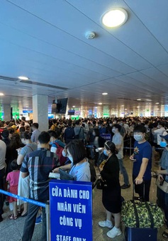 Sân bay Tân Sơn Nhất đông nghịt hành khách trong cao điểm sáng