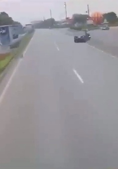 Thiếu quan sát khi sang đường, ô tô tông vào 2 người đi xe máy