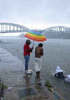 Ấn Độ sơ tán hàng chục nghìn người tránh bão Tauktae, ít nhất 4 người thiệt mạng do bão