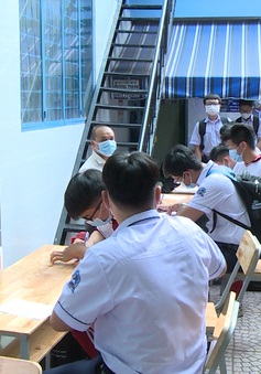 Thầy trò TP Hồ Chí Minh tăng tốc để kết thúc năm học sớm, học sinh lớp 5 hoàn thành bài thi cuối kỳ