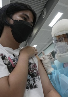 Trung Quốc mở rộng tiêm vaccine COVID-19 cho người già và trẻ vị thành niên