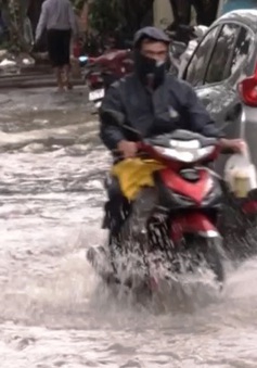 Mưa lớn kéo dài 4 giờ, nhiều tuyến đường ở TP Hồ Chí Minh ngập như sông