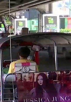 Treo biển quảng cáo các ngôi sao K-pop trên xe để kiếm thêm thu nhập