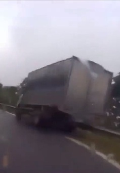 Xe tải suýt gặp nạn do vượt ẩu trong khúc cua gấp