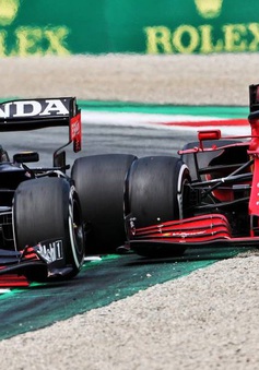Sergio Perez xin lỗi Charles Leclerc sau GP Áo