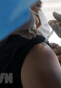 Sốt kéo dài sau tiêm vaccine có thể là triệu chứng nhiễm virus SARS-CoV-2