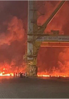Nổ gây cháy lớn tàu chở hàng ở cảng Jebel Ali, thành phố Dubai rung chuyển