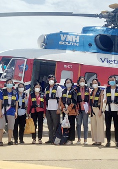 Đưa 12 nhân viên y tế cùng 5.000 liều vaccine COVID-19 đến Côn Đảo
