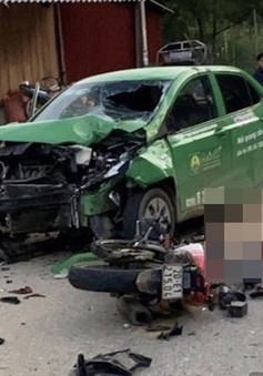 Xe máy đấu đầu taxi khiến 2 người thương vong ở Bắc Kạn