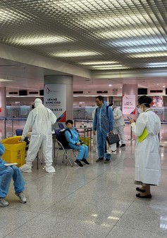 Ngày đầu áp dụng quy trình mới về giám sát, quản lý, cách ly y tế đối với người nhập cảnh tại sân bay Tân Sơn Nhất
