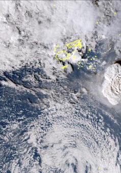 Núi lửa Tonga tiếp tục phun trào, xuất hiện những cơn sóng lớn