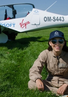 Cô gái 19 tuổi lập kỷ lục bay vòng quanh thế giới