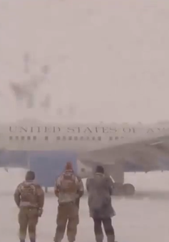 Tổng thống Mỹ mắc kẹt trên chuyên cơ vì bão tuyết