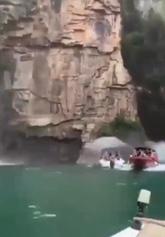 Vách đá núi đổ sụp đè lên nhiều thuyền chở du khách tại Brazil