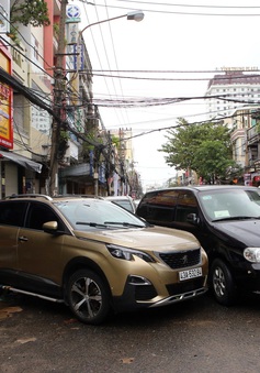 Ô tô chết máy nằm ngổn ngang trên đường Đà Nẵng sau trận mưa lịch sử