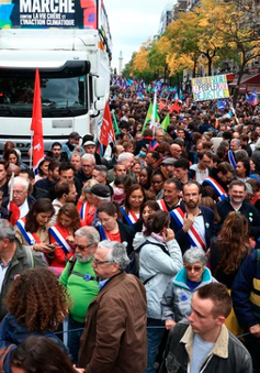 Người biểu tình tuần hành ở Paris trong bối cảnh thiếu nhiên liệu và lạm phát