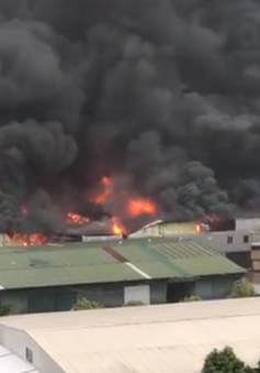 Hà Nội: Cháy nhà kho, xưởng sản xuất tại Hà Đông, có người mắc kẹt