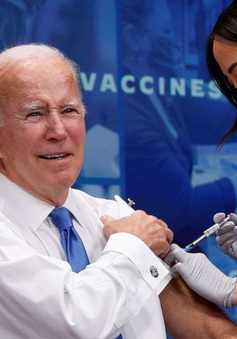 Tổng thống Mỹ Biden tiêm mũi vaccine COVID-19 tăng cường phiên bản cập nhật