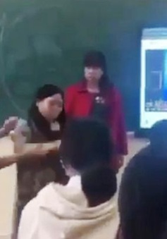 Yêu cầu làm rõ clip nữ giáo viên bị nam đồng nghiệp khóa tay, đẩy ra khỏi lớp học