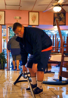 Hơn nửa triệu hộ gia đình bang Florida vẫn mất điện, mất nước sau bão lũ