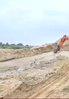Chiếm đất sản xuất làm bãi tập kết cát