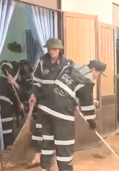 Lực lượng vũ trang Bình Định hỗ trợ dân khắc phục hậu quả mưa lũ