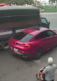 Chuyển hướng đột ngột, xe BMW X6 bị ô tô tải đâm rụng gương
