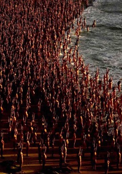 2.500 tình nguyện viên tham gia chụp ảnh khỏa thân trên bãi biển Bondi
