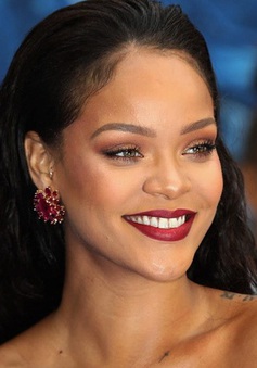 Rihanna so sánh việc làm mẹ với... uống axit