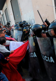 Người biểu tình đụng độ với cảnh sát tại Peru, ít nhất 20 người bị thương