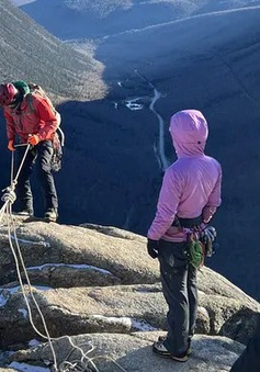 Người đàn ông bất ngờ rơi từ trên đỉnh núi khi đang chụp ảnh cùng vợ