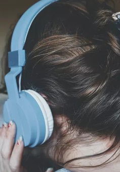 Hơn 1 tỷ thanh thiếu niên có nguy cơ bị điếc vì thói quen nghe nhạc