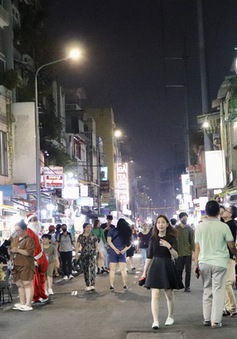 Trải nghiệm phố ẩm thực đêm mới ở TP Hồ Chí Minh