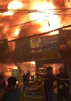 Bắc Ninh: Khẩn trương dập tắt đám cháy tại chợ Ninh Hiệp
