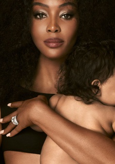 "Báo đen" Naomi Campbell khoe con gái trên bìa tạp chí Vogue