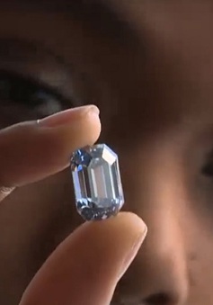 Đấu giá viên kim cương xanh lớn nhất