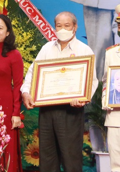 Phó Chủ tịch nước trao phần thưởng cho tập thể, cá nhân tại Đồng Nai