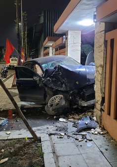 Xe sang Porsche đâm sập cổng nhà dân trong đêm