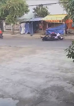 Giật điện thoại bất thành, kẻ cướp bỏ xe máy chạy bộ thoát thân