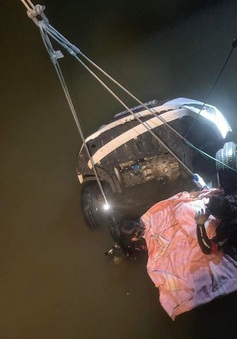 Trắng đêm tìm kiếm người và xe ô tô bị rơi xuống sông