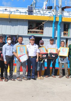Cảnh sát biển 4  tặng cờ tổ quốc cho ngư dân đảo Thổ Chu