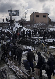 Những thường dân đầu tiên sơ tán qua hành lang an toàn ở Ukraine