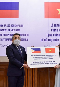 Việt Nam trao tặng 200 tấn gạo giúp Philippines khắc phục hậu quả bão Rai