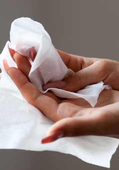 Hãng bán lẻ Anh ngừng bán khăn ướt chứa sợi nhựa vào cuối năm 2022