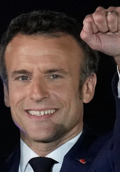 Người dân tại Pháp chào đón chiến thắng của Tổng thống tái đắc cử Macron